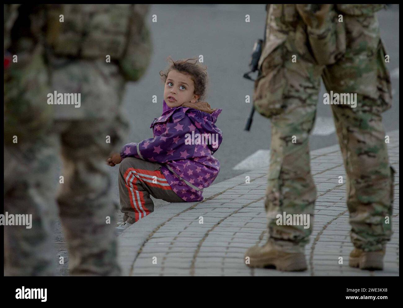 Image ©Licence à Parsons Media. 22/09/2015.Croatie. Migrants en Croatie. Enfants migrants. Croatie. Une fille migrante regarde un soldat hongrois dans une file d'attente alors qu'elle attend d'être fouillée à Baranjsko Petrovo Selo, Croatie, poste de contrôle frontalier alors qu'ils traversent la Croatie en Hongrie photo d'Andrew Parsons / Parsons Media Banque D'Images
