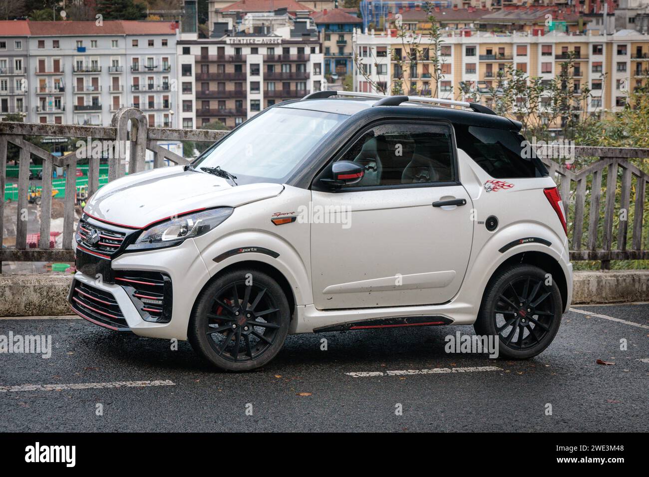San Sebastian, Espagne-5 décembre 2023 : Ligier JS50 Sport dans les rues de la ville Banque D'Images