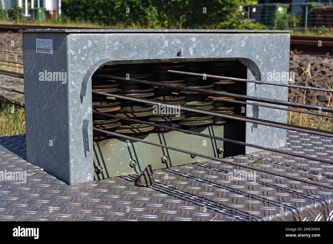 Poulies pour câbles métalliques d'un signal mécanique et commande de commutation en Allemagne. Ancienne technologie ferroviaire encore utilisée à l'ère numérique de 2022. Banque D'Images