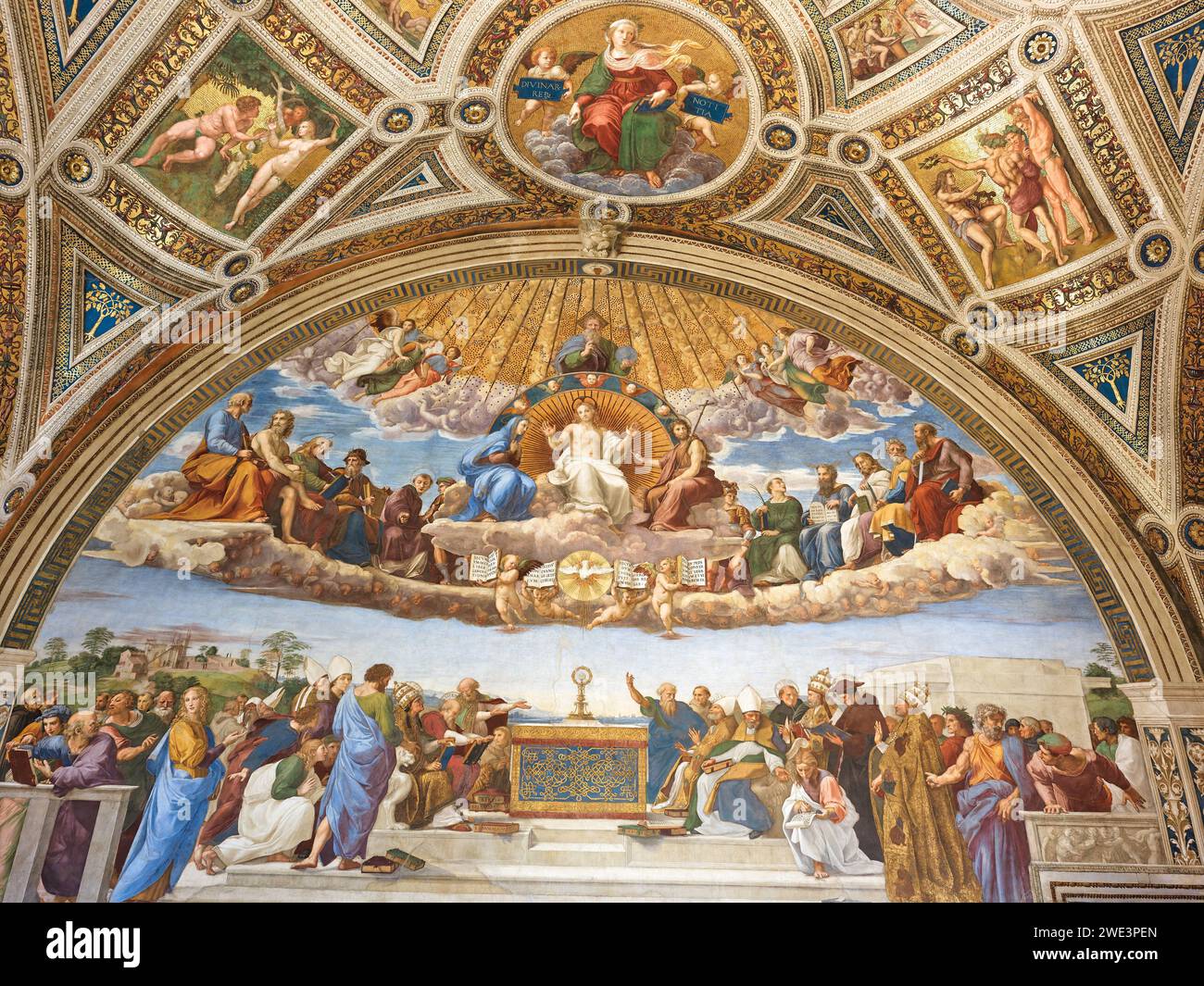 Adoration du Saint Sacrement, rencontre du ciel et de la terre ; peinture de Raphaël dans la salle Eliodoro, une des salles de Raphaël, musée du Vatican. Banque D'Images
