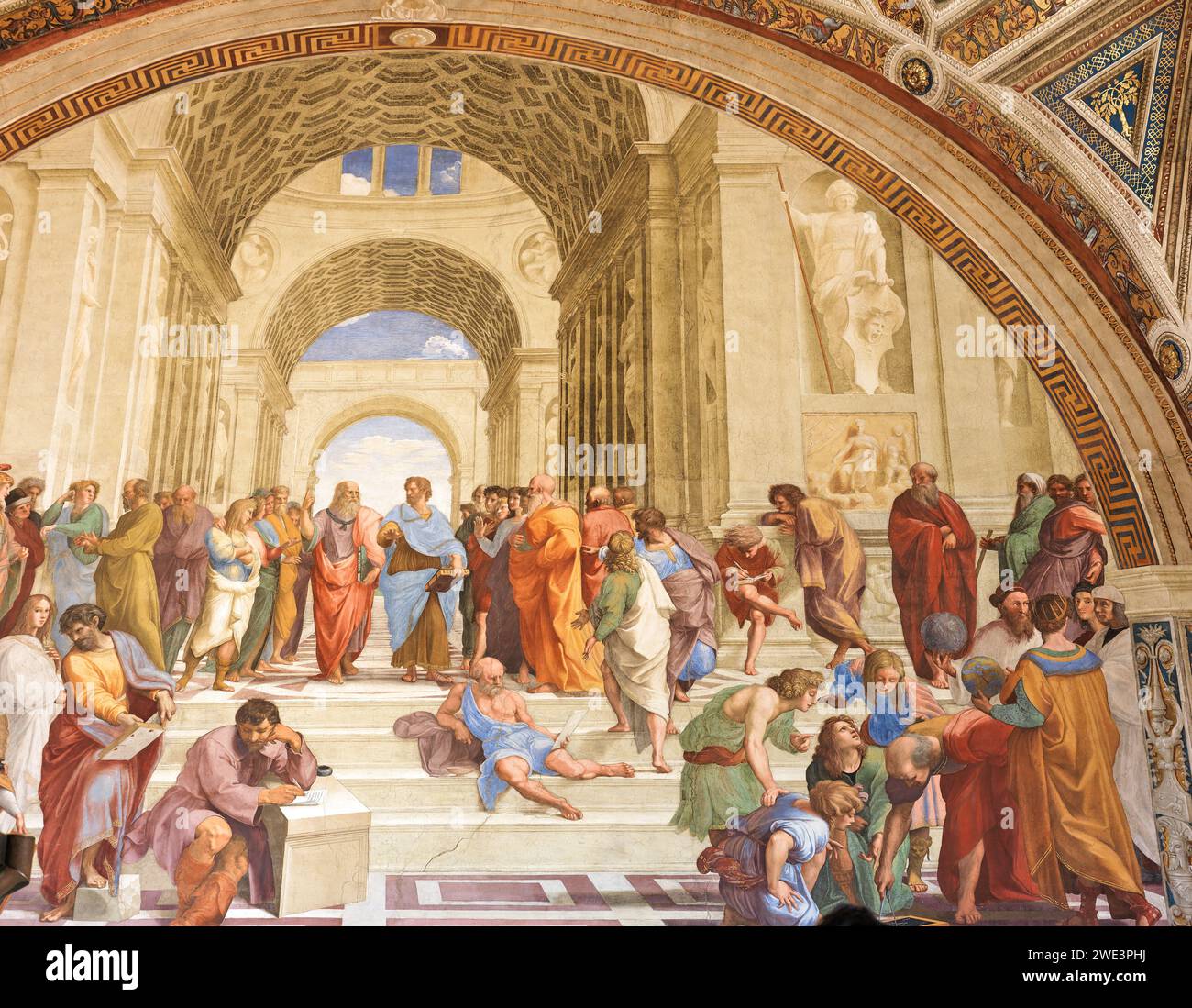 L'École d'Athènes avec les philosophes Platon et Aristote ; peinture de Raphaël dans la salle Eliodoro, les salles Raphaël, musée du Vatican. Banque D'Images