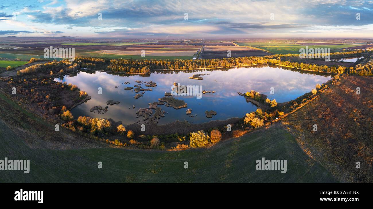 Forest Lake au coucher du soleil. Lac sauvage dans le marais, vue drone. Paysage rural avec lacs. Forêt à Bog. Banque D'Images
