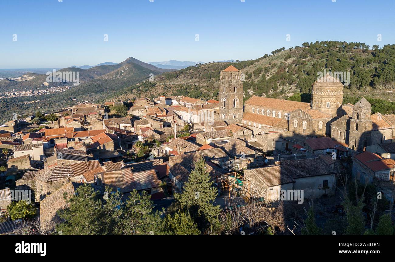 Vue panoramique de la ville de Caserta Vecchia, la photographie a été prise avec un drone Banque D'Images