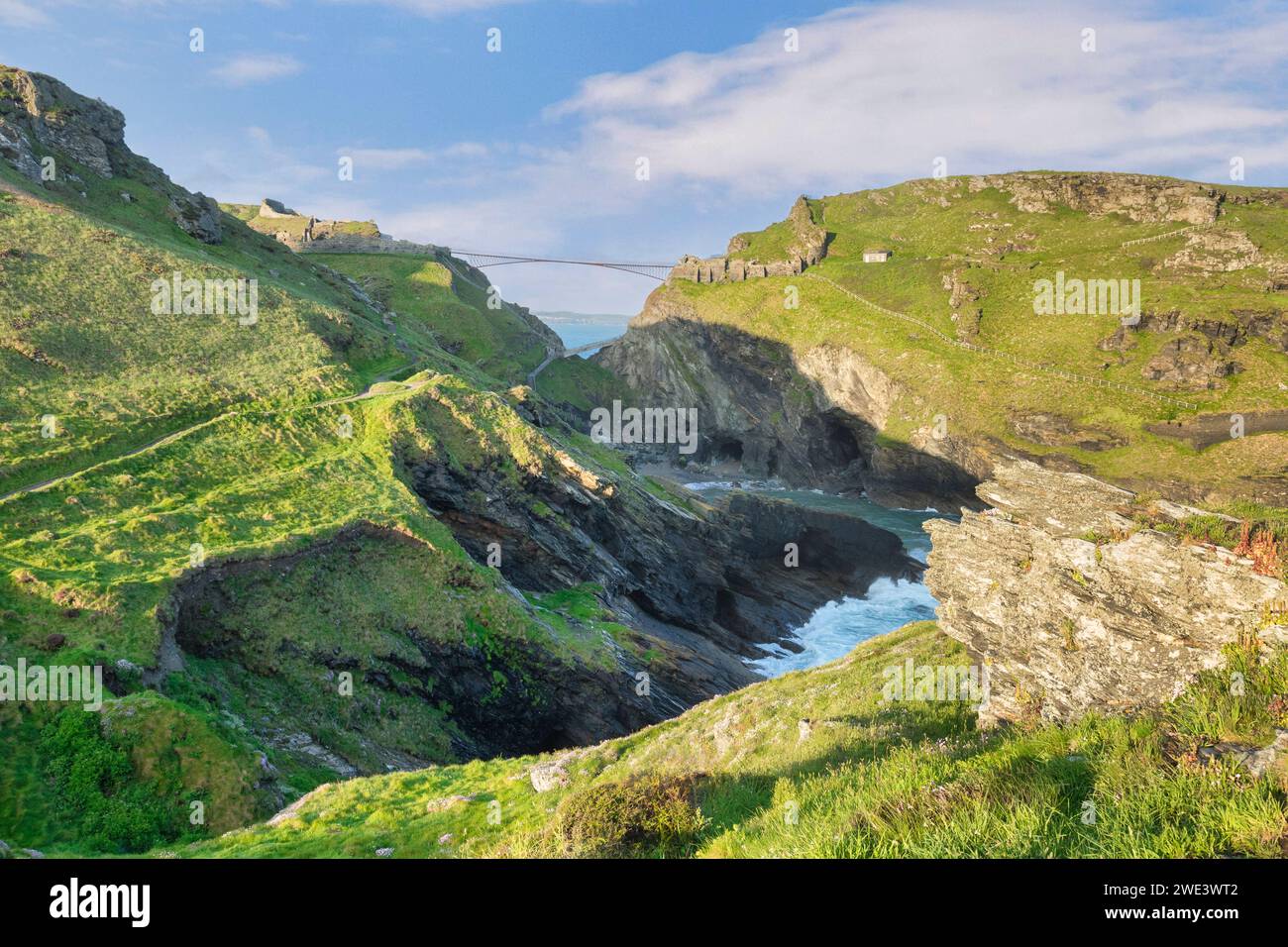 15 mai 2023 : Tintagel, Cornouailles - Château de Tintagel, lieu de naissance légendaire du roi Arthur. Merlin's Cave peut être vu dans la falaise sous le château. Banque D'Images