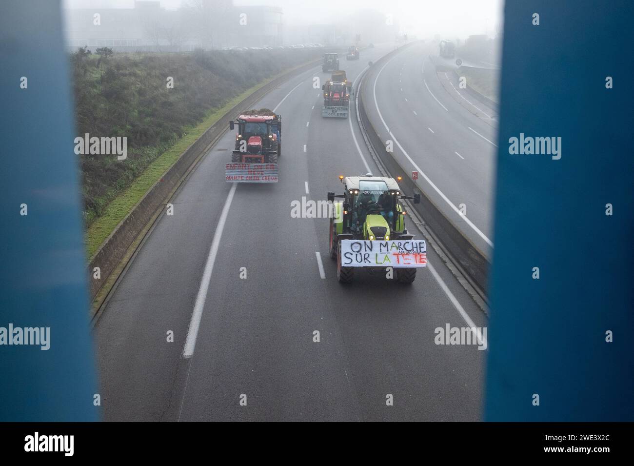 Albi, France. 23 janvier 2024. Les agriculteurs français bloquent le périphérique Albi avec leurs tracteurs, France le 23 janvier 2024, pour protester contre la hausse des taxes, des prélèvements, la concurrence déloyale et les nombreuses difficultés auxquelles est confronté le secteur agricole. Photo d'Arnaud Bertrand/ABACAPRESS.COM crédit : Abaca Press/Alamy Live News Banque D'Images