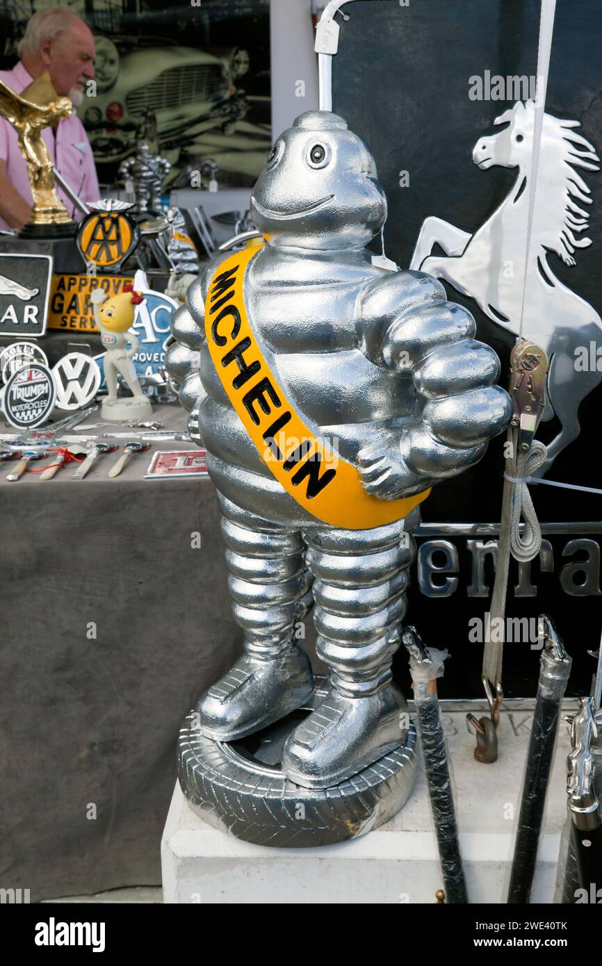 Vue rapprochée d'un stand Automobilia, au festival Silverstone 2023 Banque D'Images