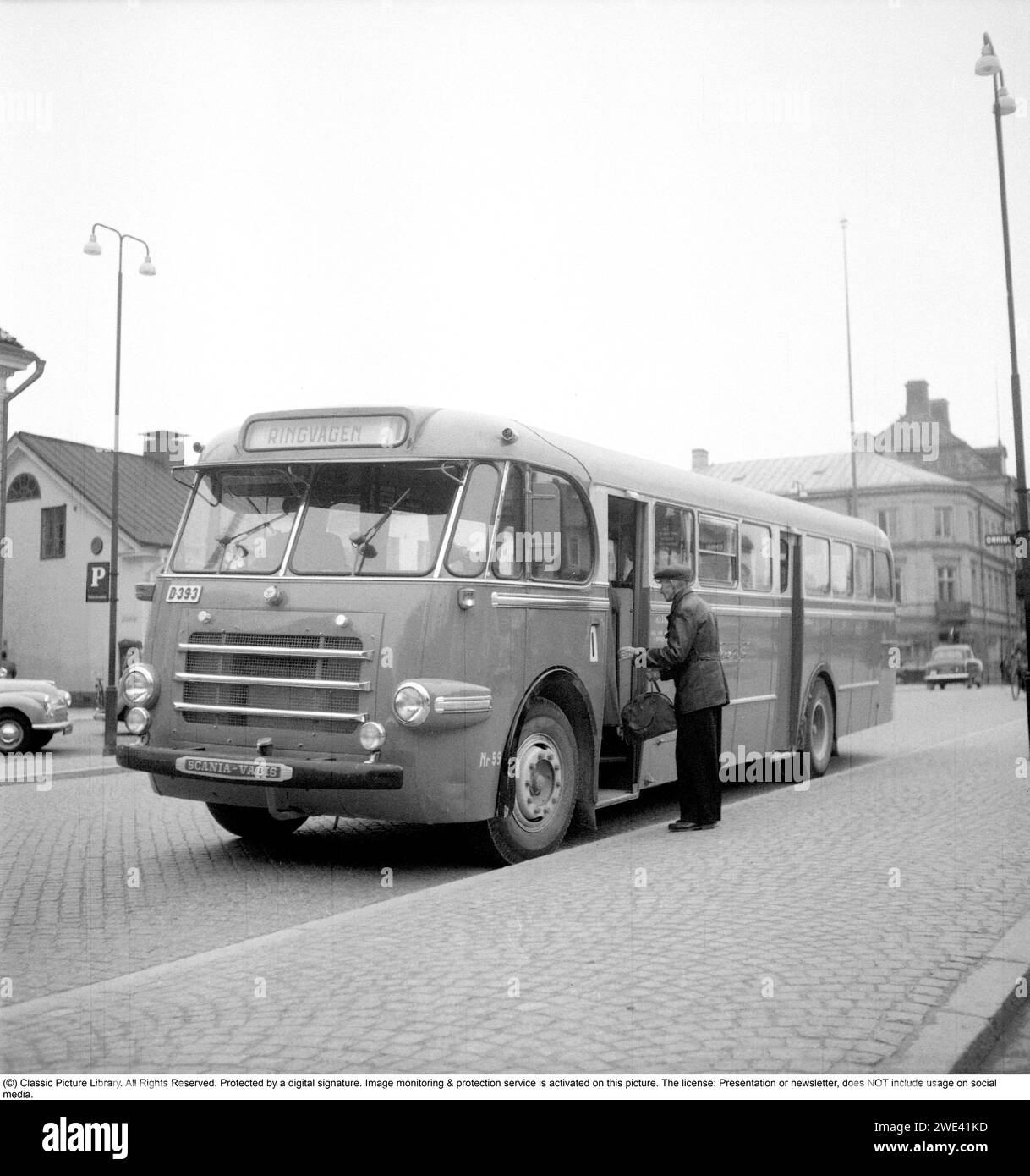 Dans les années 1950 Un bus Scania Vabis s'est arrêté pour récupérer un passeur qui attendait dans la rue. Nyköping Suède 1955. Kristoffersson réf BR72-1 Banque D'Images