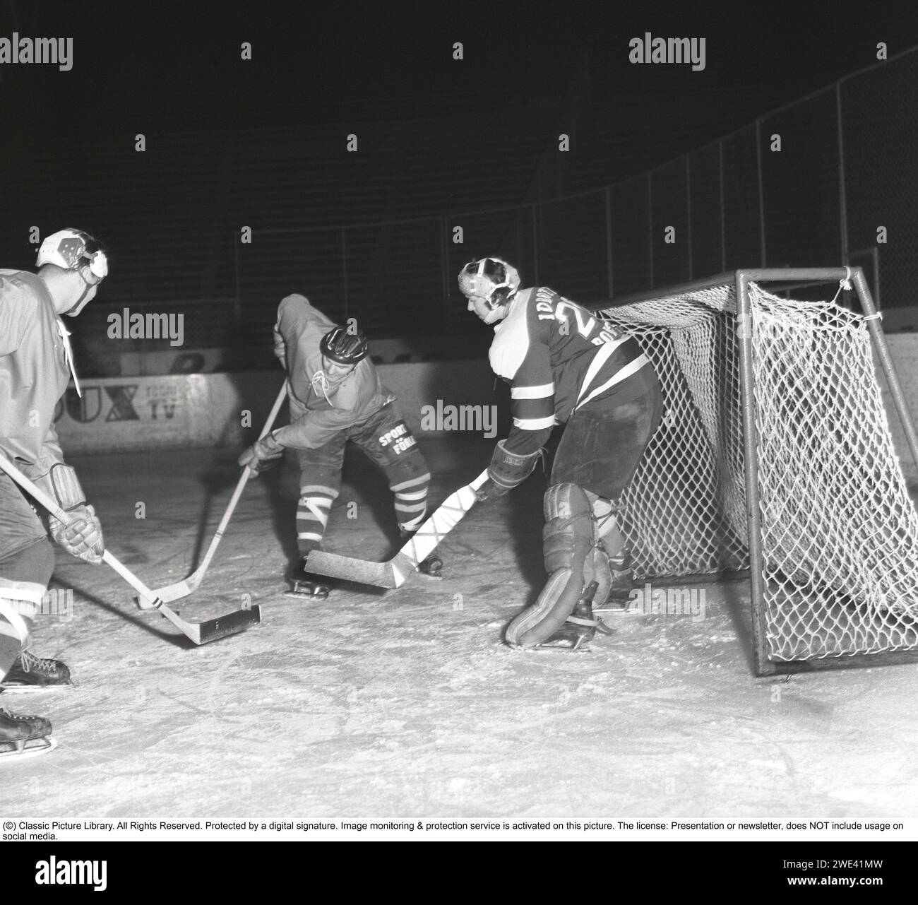 Hockey sur glace dans les années 1950 Un gardien de but et deux joueurs sur la patinoire de hockey sur glace. 1959. Kristoffersson réf. CL20-2 Banque D'Images