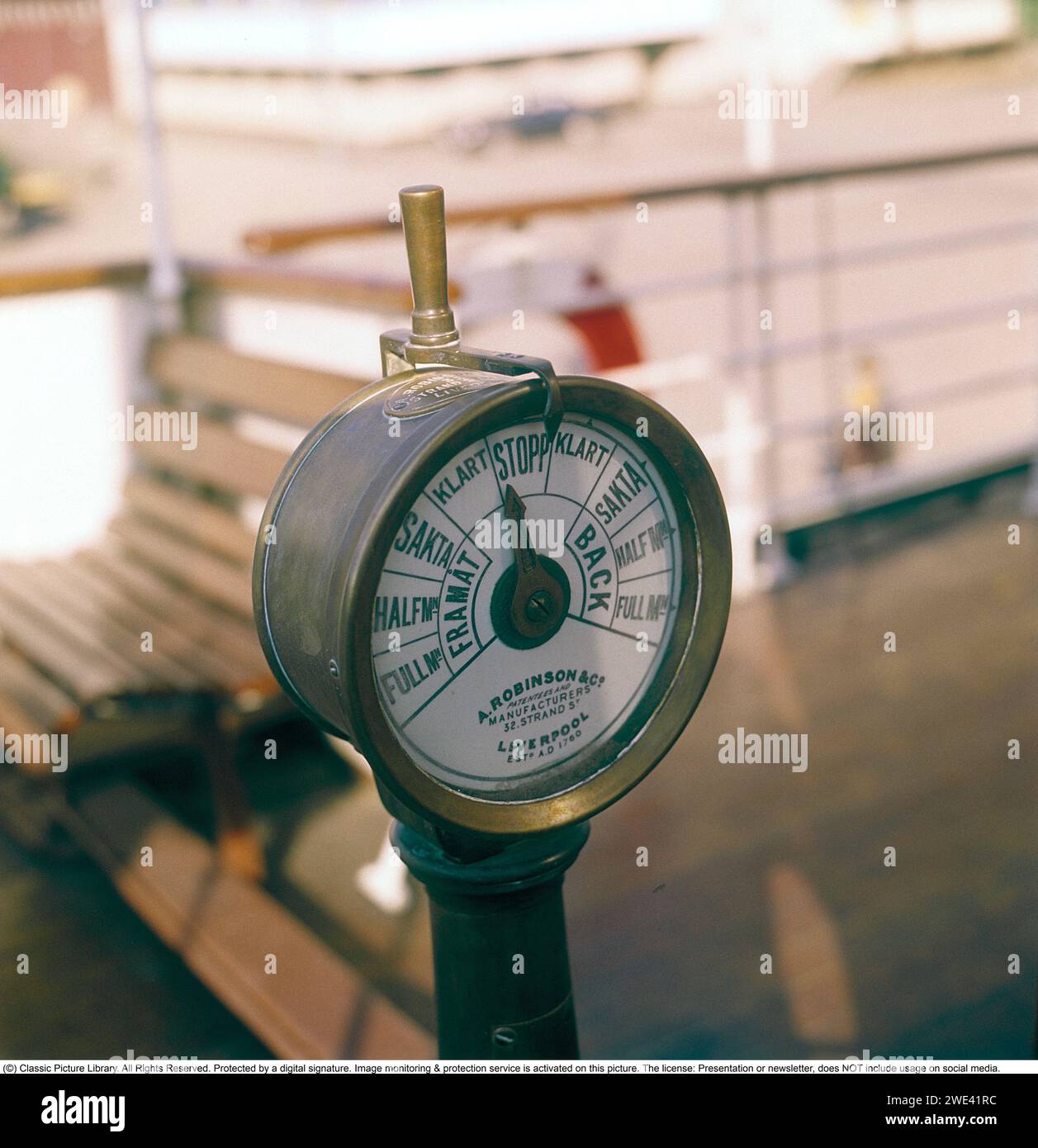 Sur un navire dans les années 1960 Le télégraphe de commande des moteurs du navire, le dispositif utilisé sur un navire pour ordonner à l'ingénieur dans la salle des machines de réduire la vitesse, d'augmenter la vitesse en marche arrière ou en marche avant, de s'arrêter ou de se tenir en veille. Fabriqué par A. robinsons & Co Liverpool. Créé en 1760. Suède 1968. Kristoffersson réf DV19 Banque D'Images