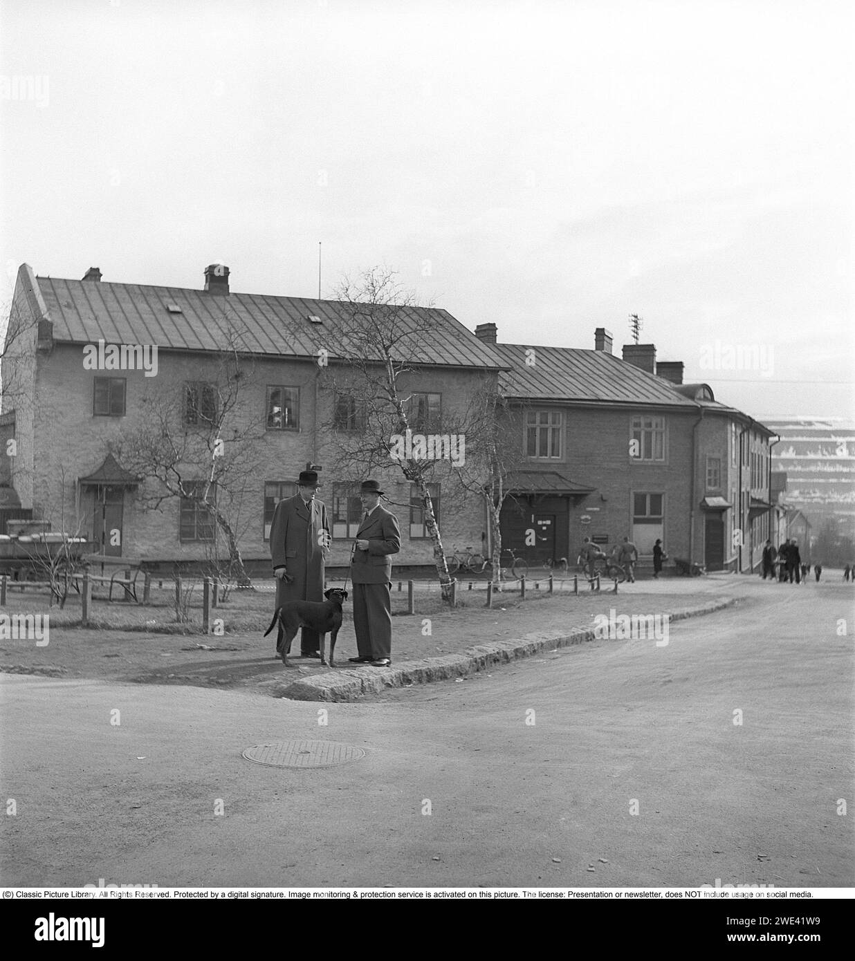 La plus grande ville du monde. En 1944, Kiruna, en Suède, devrait être réorganisé d'une municipalité rurale à une ville. Des plans qui, à l'heure actuelle, ont quelques années d'avance dans le temps, mais qui, selon le président du conseil municipal de Kiruna, Hjalmar Nyström, sont fermes. Kiruna devrait devenir la plus grande ville du monde avec une superficie de 14 000 kilomètres carrés. Une zone qui est 18 fois plus grande que celle de New York et huit fois plus grande que celle de Londres Les deux métropoles mondiales, qui comptaient à l'époque environ dix millions d'habitants chacune. Kiruna en a environ 18 500. Toute la montagne de Laponie du nord-ouest W Banque D'Images