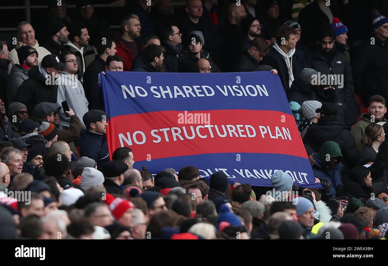 Les fans de Crystal Palace tiennent des bannières qui indiquent « No Shared Vision, No Structured plan, Parish Out, Yanks Out » destinées aux propriétaires de Crystal Palace Steve Parish, John Textor, Josh Harris & David Blitzer & Roy Hodgson Manager de Crystal Palace. - Arsenal v Crystal Palace, Premier League, Emirates Stadium, Londres, Royaume-Uni - 20 janvier 2024. Usage éditorial uniquement - des restrictions DataCo s'appliquent. Banque D'Images