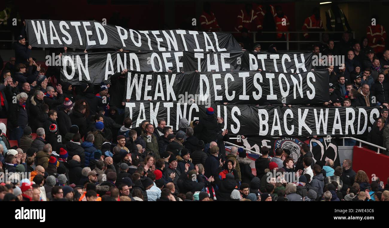 Les fans de Crystal Palace tiennent des bannières qui disent «potentiel gaspillé, sur et hors du terrain, décisions faibles, nous ramener à l'envers» destinées aux propriétaires de Crystal Palace Steve Parish, John Textor, Josh Harris & David Blitzer & Roy Hodgson Manager de Crystal Palace. - Arsenal v Crystal Palace, Premier League, Emirates Stadium, Londres, Royaume-Uni - 20 janvier 2024. Usage éditorial uniquement - des restrictions DataCo s'appliquent. Banque D'Images