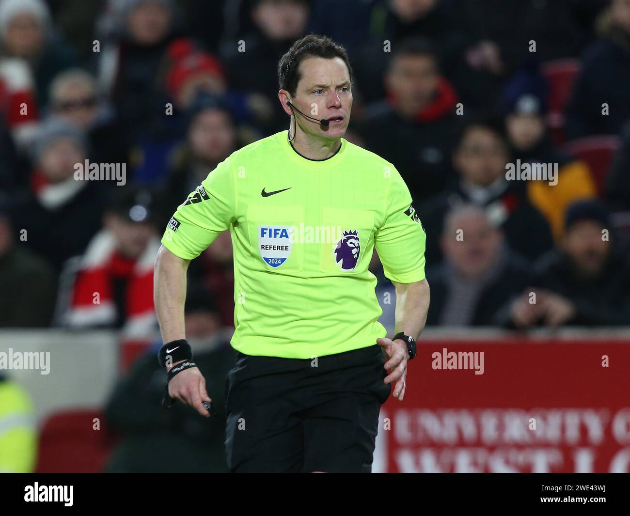 Arbitre, Darren England. - Brentford v Nottingham Forest, Premier League, GTECH Community Stadium, Londres, Royaume-Uni - 20 janvier 2024. Usage éditorial uniquement - des restrictions DataCo s'appliquent. Banque D'Images