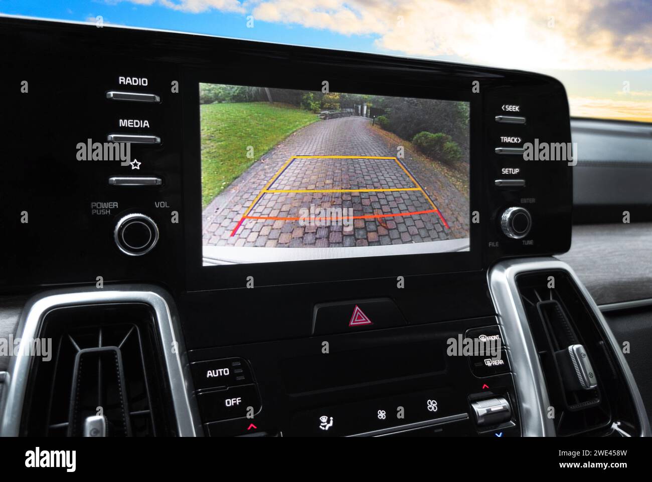 Moniteur de vision arrière pour système de recul Affichage de la voiture et caméra de vision arrière aide au stationnement navigation de la voiture. Vidéo inversée du moniteur du système de vision arrière de la voiture c Banque D'Images