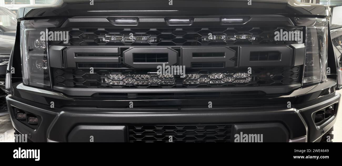 Erevan, Arménie, 18 août 2023 : calandre et pare-chocs du radiateur Ford F-150 Raptor avec logo Ford close up. Pick-up ford de série F. Ford F-150 Raptor Banque D'Images