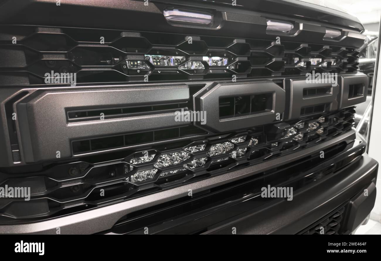 Erevan, Arménie, 18 août 2023 : calandre et pare-chocs du radiateur Ford F-150 Raptor avec logo Ford close up. Pick-up ford de série F. Ford F-150 Raptor Banque D'Images