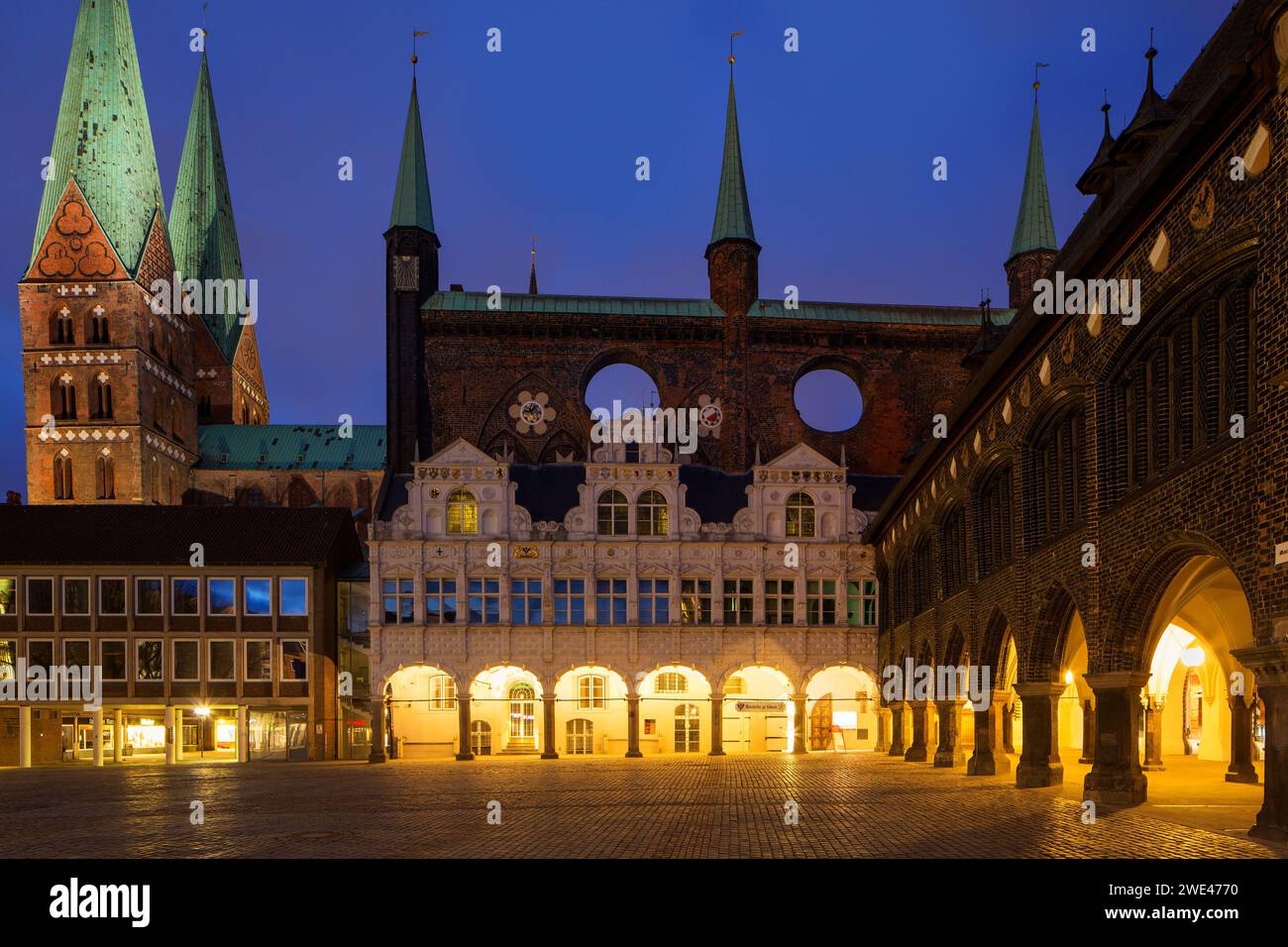 Hôtel de ville / mairie en brique gothique et marché illuminé la nuit dans la ville hanséatique de Lübeck / Luebeck, Schleswig-Holstein, Allemagne Banque D'Images