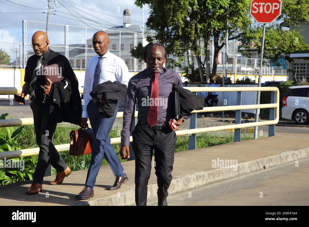 De gauche à droite : Murvin Dubois, Milton Castelen et Martin Misiedjan (ancien ministre de la Justice du cabinet Bouterse 1), trois des cinq membres de l'équipe d'avocats de l'ex-président condamné Desi Bouterse et quatre co-condamnés dans le procès pénal de décembre 8 arrivent pour l'audience de chambre de la Cour de justice le mardi 23 janvier 2024. Paramaribo, Suriname ANP Ranu Abhelakh pays-bas Out - belgique Out Banque D'Images