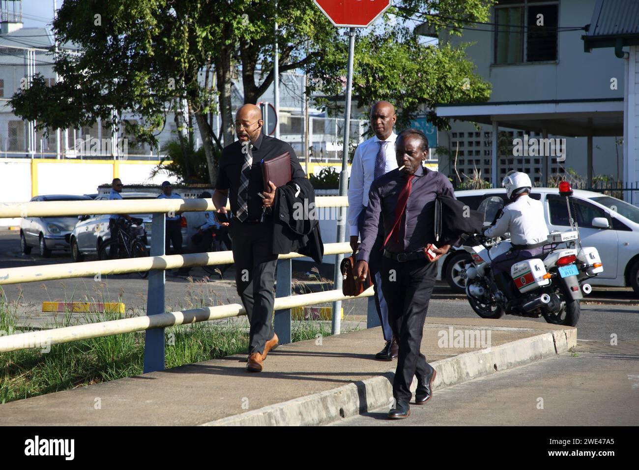 De gauche à droite : Murvin Dubois, Milton Castelen et Martin Misiedjan (ancien ministre de la Justice du cabinet Bouterse 1), trois des cinq membres de l'équipe d'avocats de l'ex-président condamné Desi Bouterse et quatre co-condamnés dans le procès pénal de décembre 8 arrivent pour l'audience de chambre de la Cour de justice le mardi 23 janvier 2024. Paramaribo, Suriname ANP Ranu Abhelakh pays-bas Out - belgique Out Banque D'Images