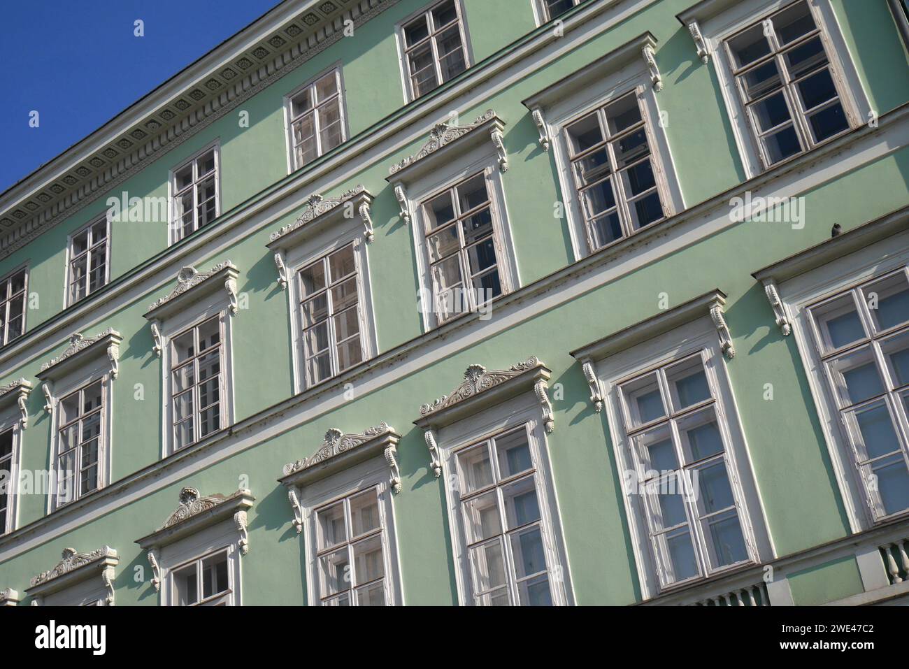 Façade d'un immeuble d'appartements, ciel bleu, surplombant le Danube, Budapest, Hongrie Banque D'Images