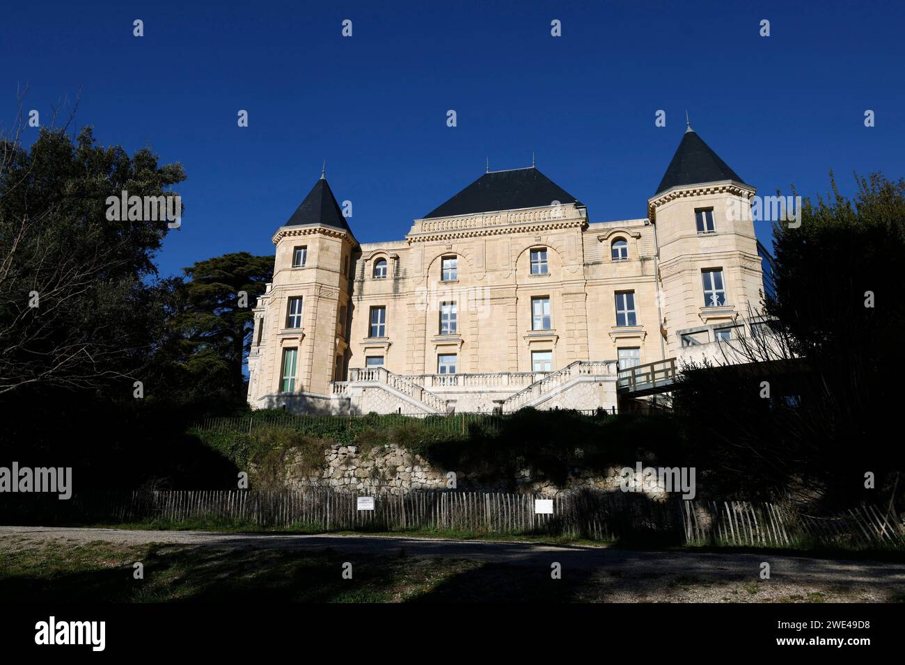 Quelle Est La Façade Du Château De La Buzine – VPOTK