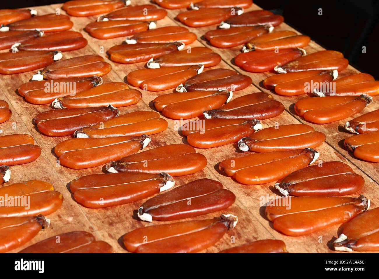 Séchage au soleil Mullet Roe sur des planches de bois dans Lukang Old Street, Taiwan. Banque D'Images