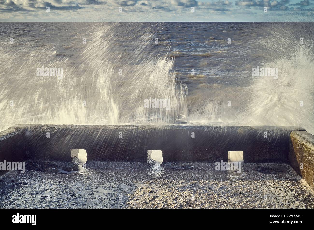 Des vagues déferlent sur les restes de l'emplacement des canons de la Seconde Guerre mondiale sur la côte du Lancashire Banque D'Images