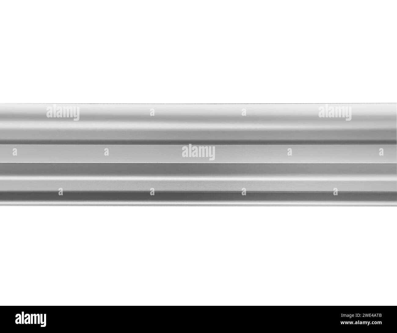 Profil en aluminium pour la fabrication de fenêtres et de portes. Formes structurelles en aluminium métallique. Texture des profils en aluminium pour les constructions isolées sur whi Banque D'Images