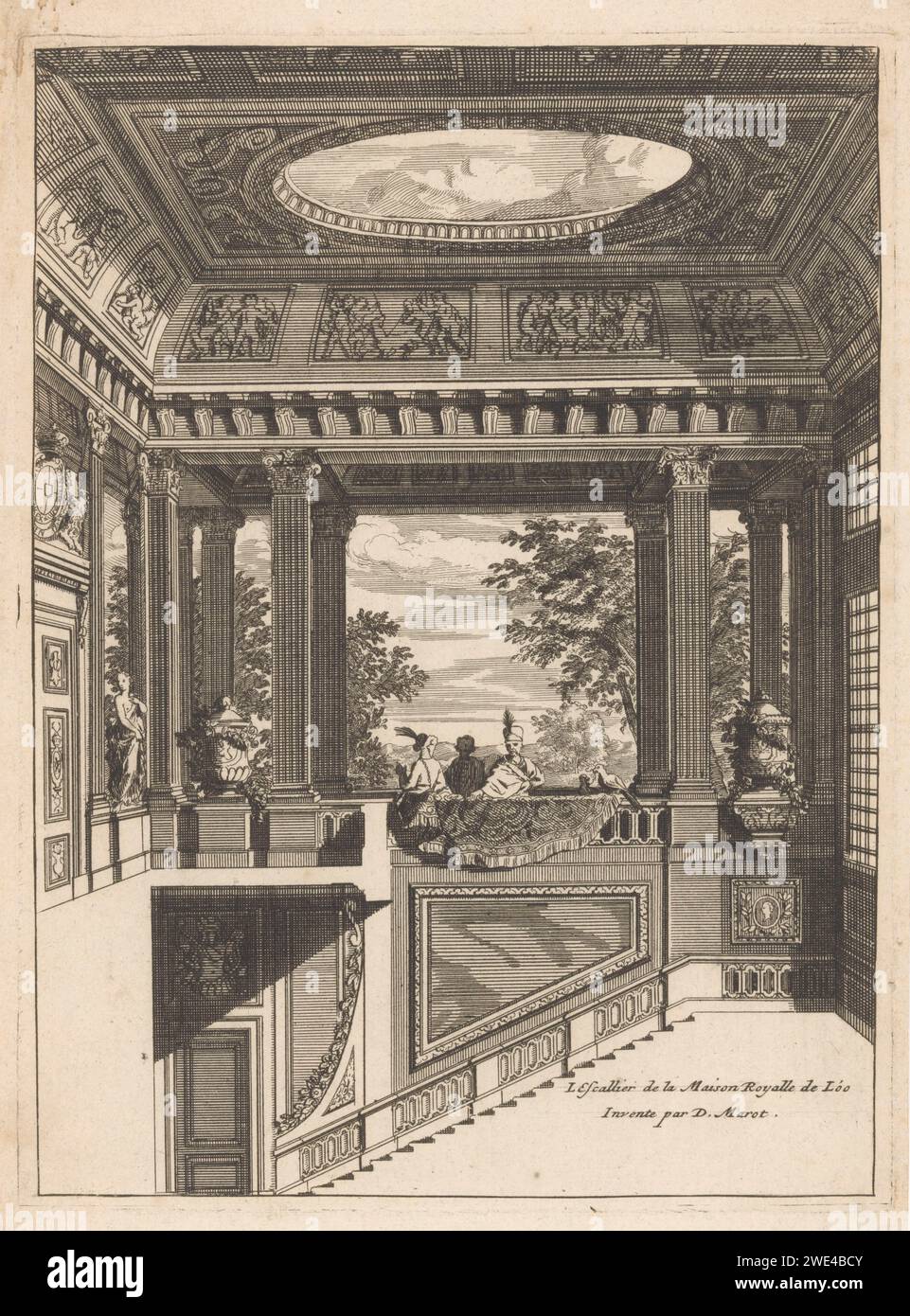 Trompe-l'oeil Décoration pour la cage d'escalier de Paleis Het Loo, Anonyme, Daniël Marot (I), en ou après 1703 imprimer Décoration pour la cage d'escalier de Paleis Het Loo avec balustrade, colonnes scannées et oculus au plafond. Escalier de gravure de papier. 'illusion d'optique' Banque D'Images