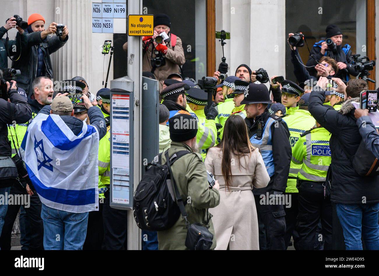 Londres, Royaume-Uni. Policiers métropolitains en train de procéder à une arrestation lors de la Marche contre l'antisémitisme, Londres, 26 novembre 2023 Banque D'Images