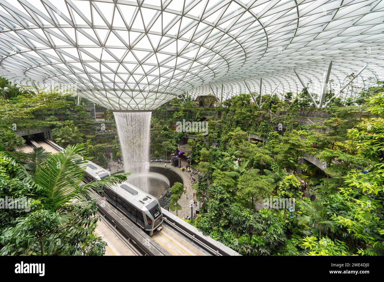 Singapour - août 29,2023 : l'aéroport Jewel Changi est un complexe de divertissement et de vente au détail sur le thème de la nature entouré et lié à l'un des passagers Banque D'Images