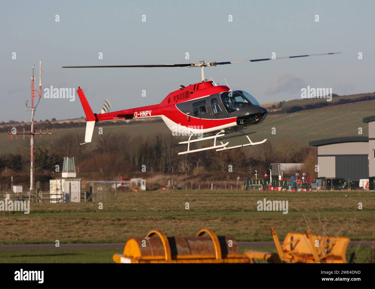 Un Agusta-Bell AB-206B JetRanger arrivant à l'aéroport de Brighton City Banque D'Images