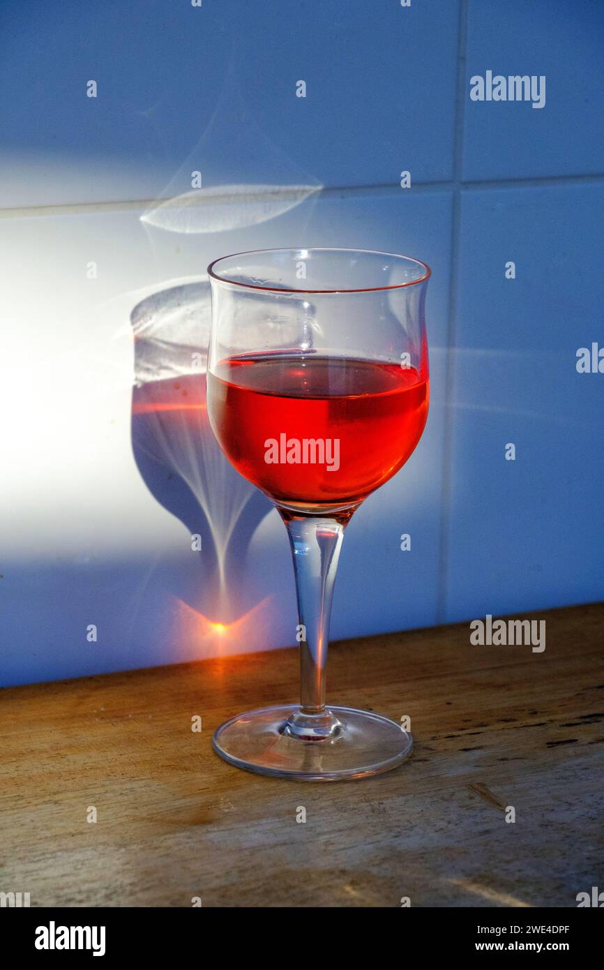 Verre de vin rosé, sur un plan de travail de cuisine, Royaume-Uni Banque D'Images