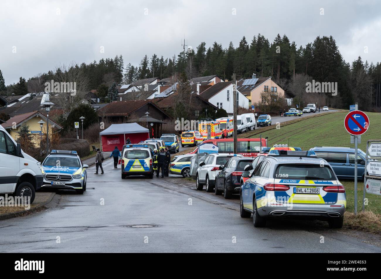 Unterkirnach, Allemagne. 23 janvier 2024. De nombreux véhicules de police et de services d'urgence sont stationnés près d'une zone résidentielle. Parce qu’une expulsion menaçait de s’intensifier, la police est actuellement déployée avec un contingent important. Crédit : Silas Stein/dpa/Alamy Live News Banque D'Images