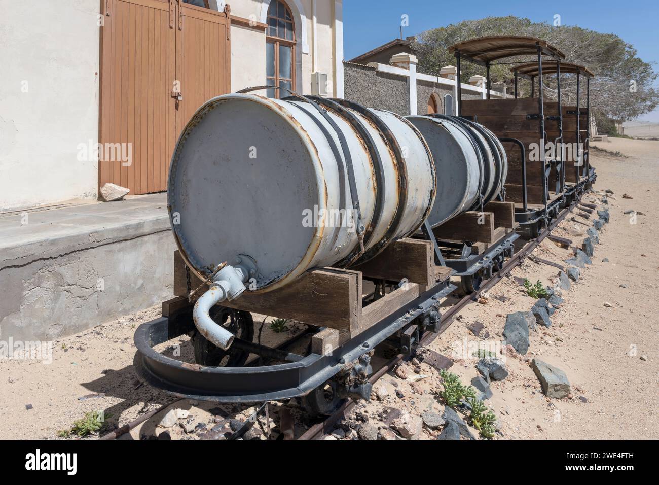 Vieux petit train d'eau à la ville fantôme minière dans le désert, tourné dans la lumière brillante de la fin du printemps à Kolmanskop, Namibie, Afrique Banque D'Images