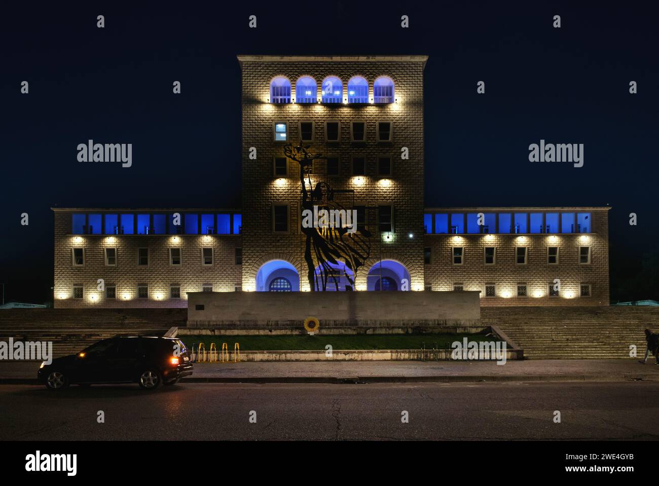 Tirana, Albanie - 28 novembre 2023 : vue de nuit de la silhouette de mère Teresa devant l'Université Polytechnique de Tirana Banque D'Images