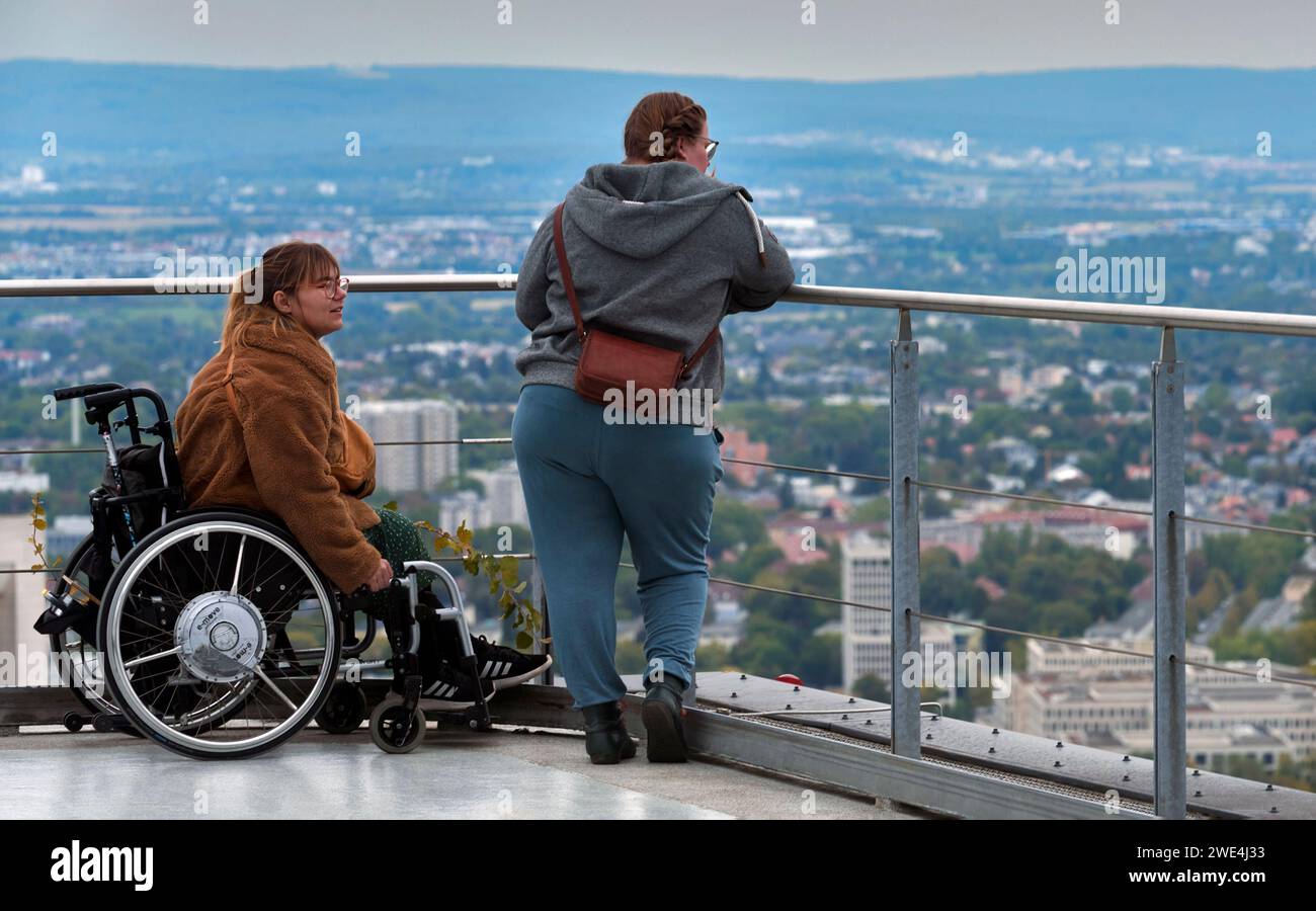 Filles-amies sur le pont d'observation de la tour principale à Francfort, Allemagne Banque D'Images