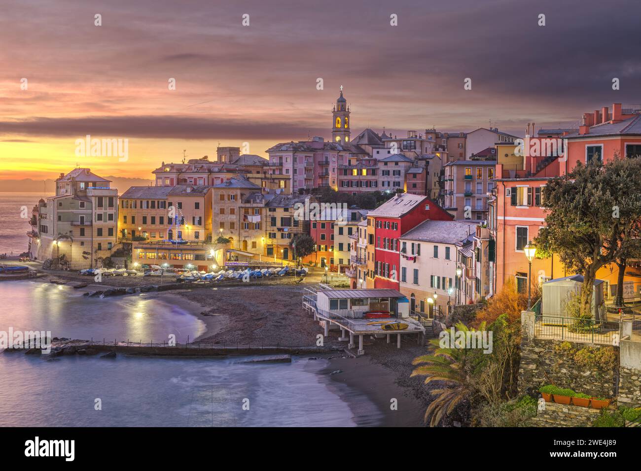 Bogliasco, Gênes, Italie ville sur la mer Méditerranée au coucher du soleil. Banque D'Images