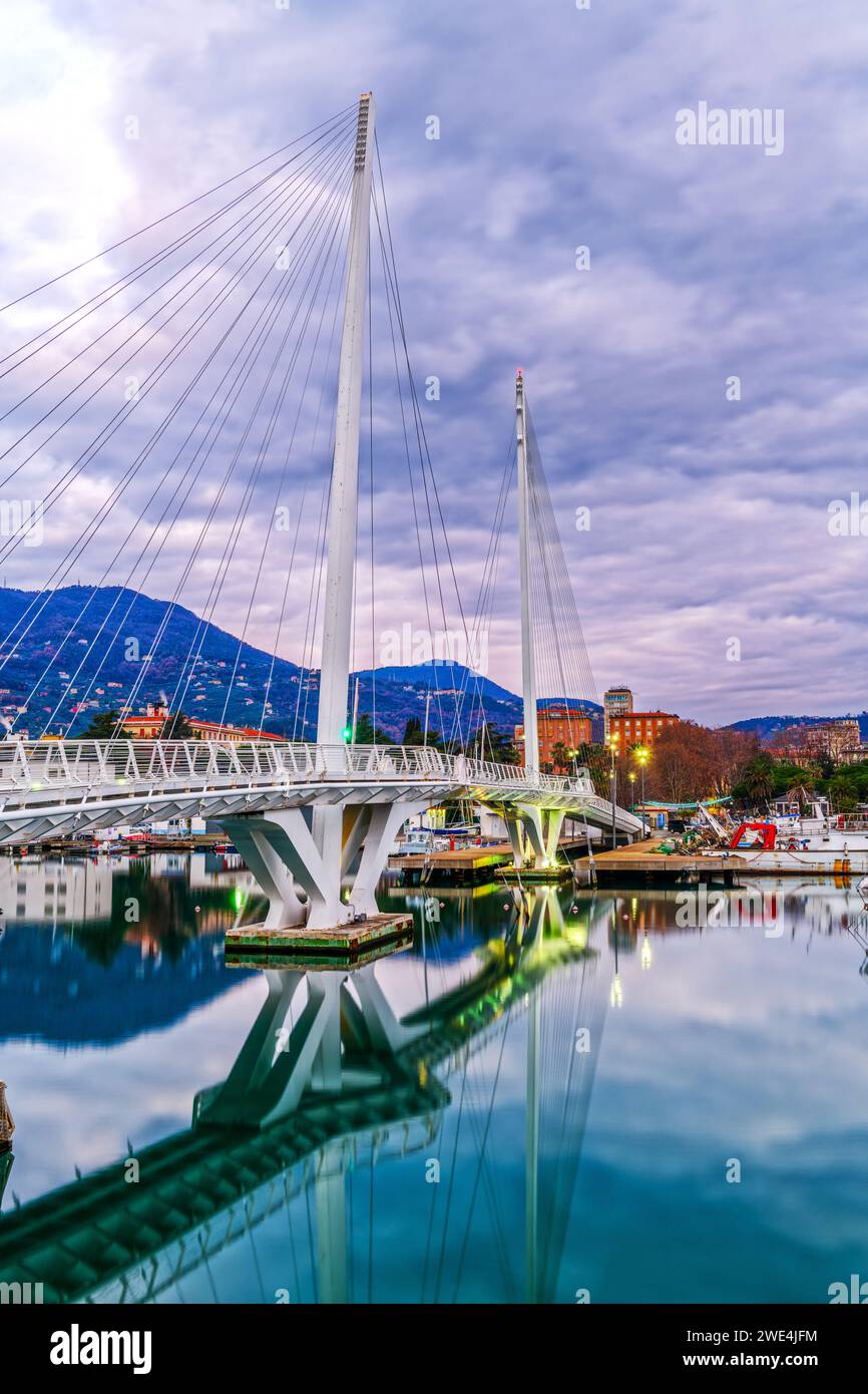 La Spezia, ville italienne et pont du crépuscule du port. Banque D'Images