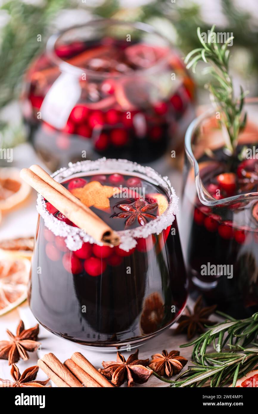 Vin chaud en verre avec décoration sucrée préparé les vacances de Noël. Photographie de nourriture et de boissons Banque D'Images