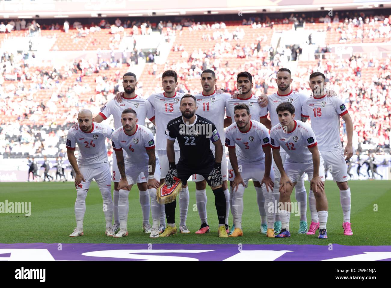 AL KHOR, QATAR - JANVIER 23 : les joueurs de l'équipe nationale syrienne de football posent pour une photo d'équipe de gauche à droite : Aiham Ousou, Moayad Ajan, Mahmoud Al Aswad, Ib Banque D'Images