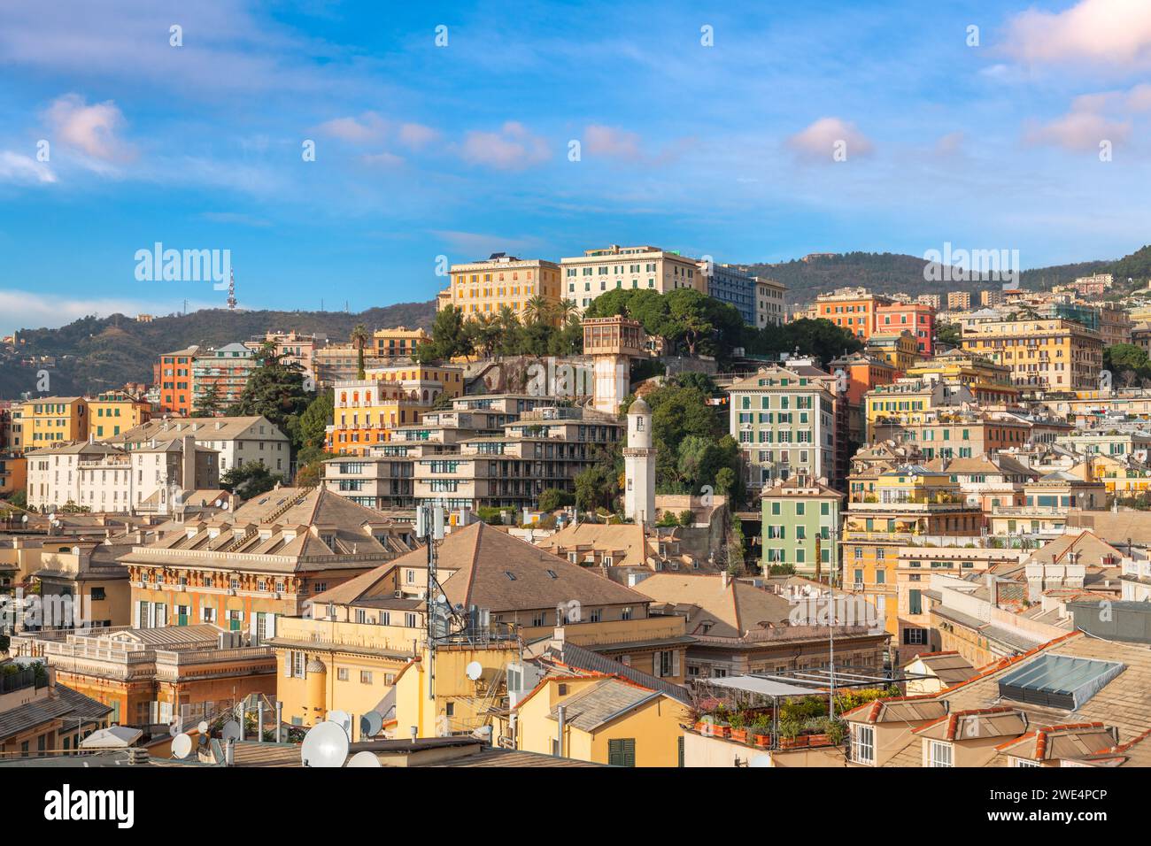 Genova, Italie vue sur les toits de la ville vers le belvédère historique castelletto. Banque D'Images