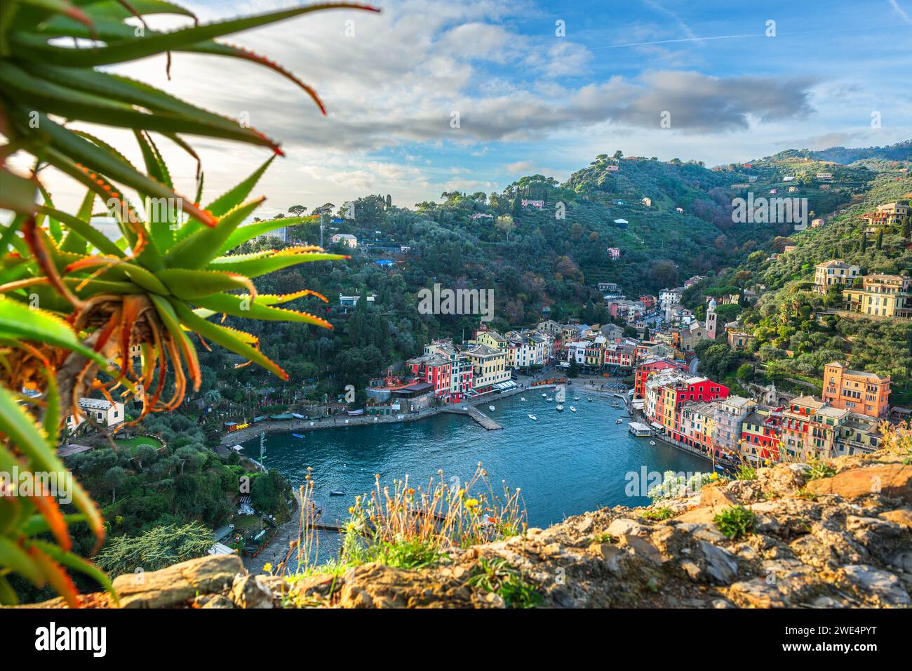 Portofino, Italie beau paysage côtier au crépuscule. Banque D'Images