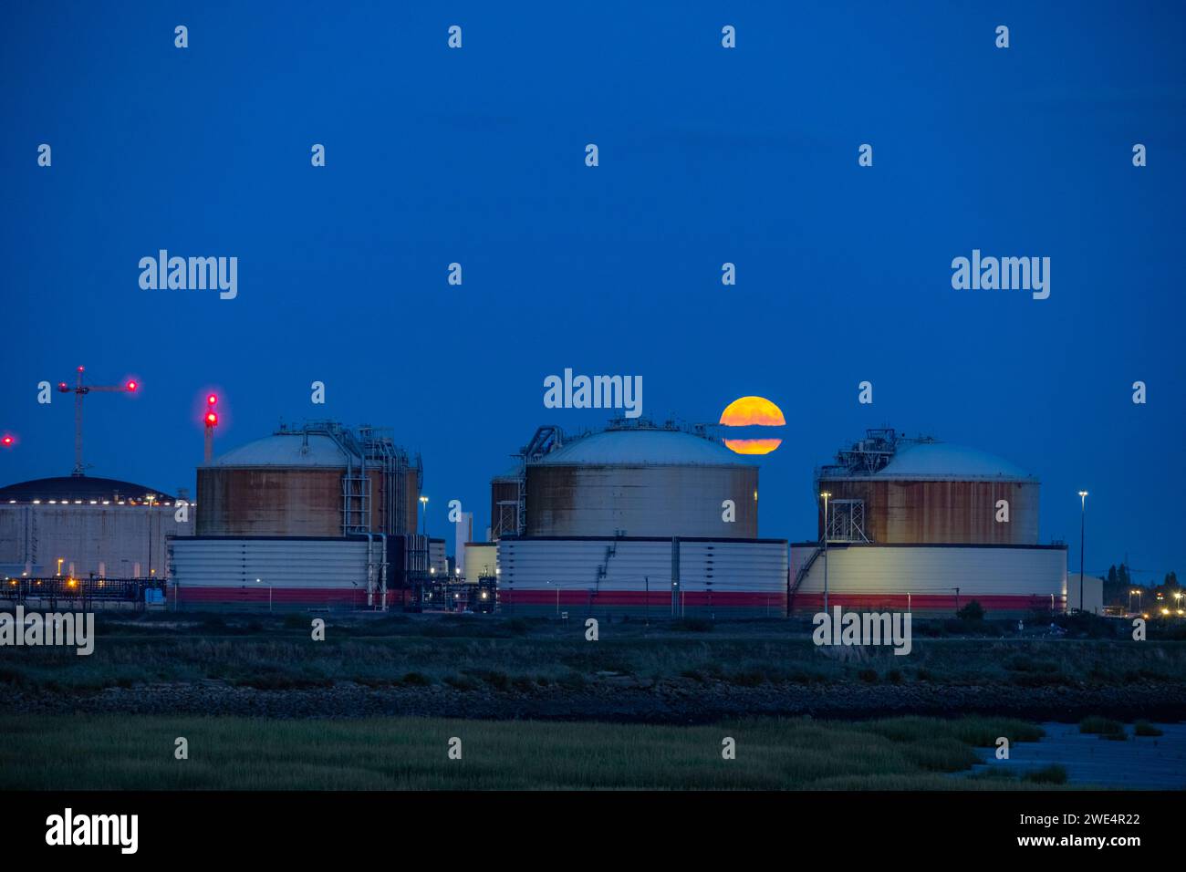 Lever de la lune derrière le terminal de gaz naturel liquide National Grid à grain Kent Banque D'Images