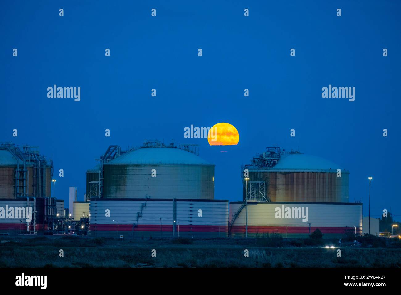 Lever de la lune derrière le terminal de gaz naturel liquide National Grid à grain Kent Banque D'Images
