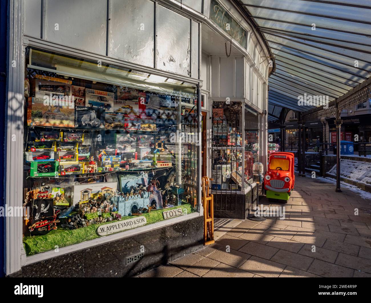 Appleyard's tabac et extérieur du magasin de jouets situé sur Grove Parade, Buxton. Derbyshire. ROYAUME-UNI Banque D'Images