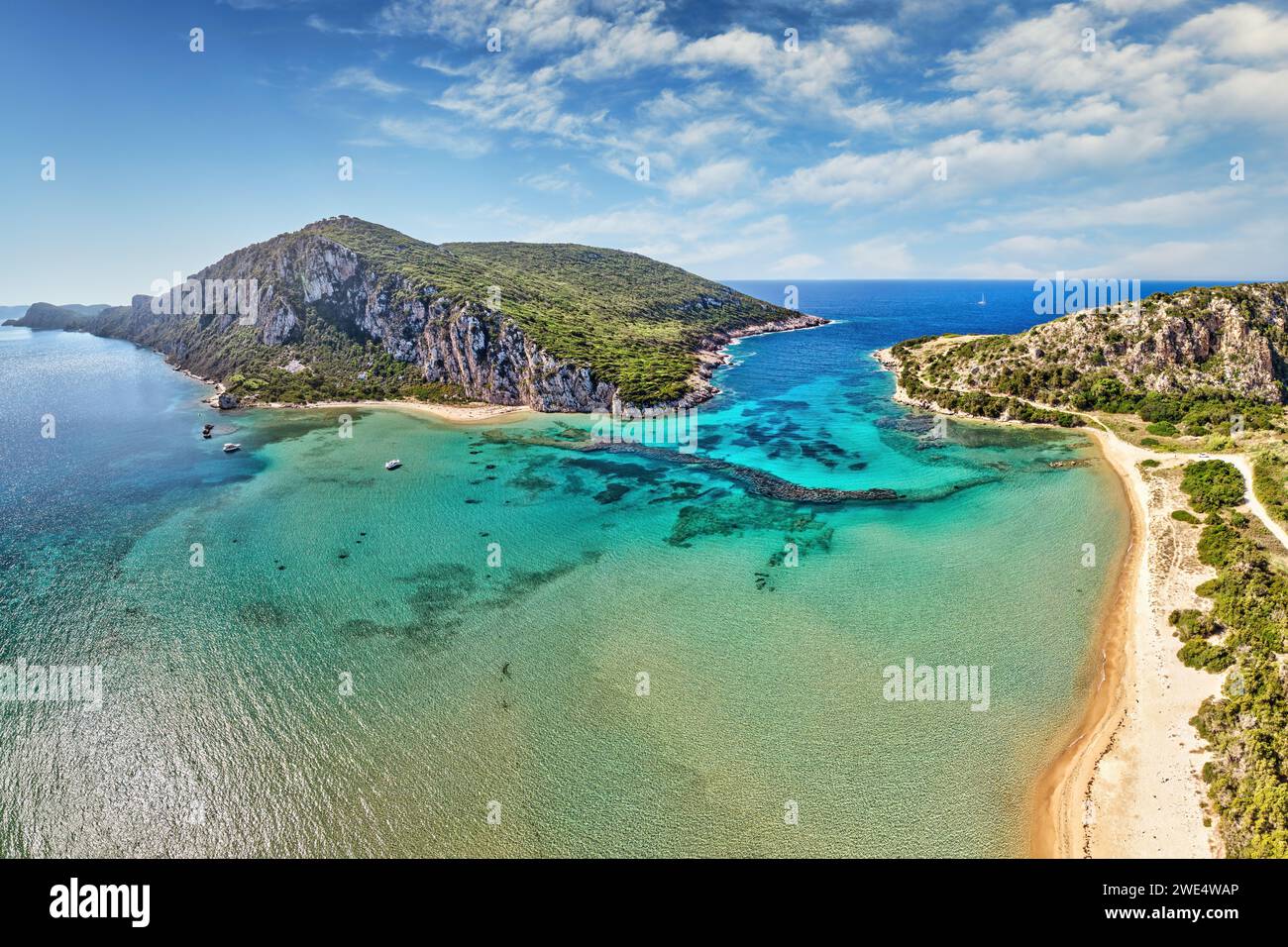 Divari ou Golden Beach et Mpouka Beach sur l'île de Sfaktiria près de la ville de Pylos en Messénie, Grèce Banque D'Images