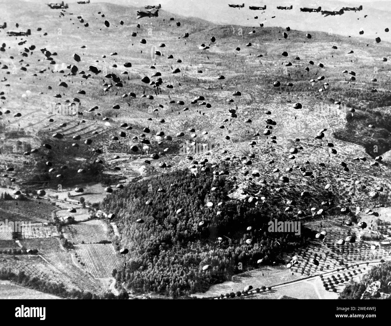 Il participe à L'OPÉRATION DRAGOON août-septembre 1944. Dakotas balayant des parachutistes américains dans le sud de la France. Banque D'Images