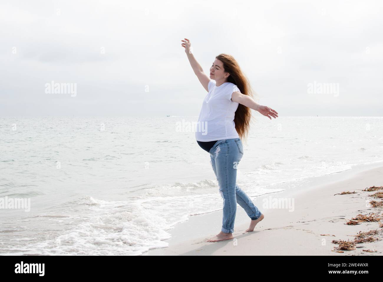 Femme enceinte appréciant l'océan. Femme enceinte sur la plage. Bonne grossesse en bonne santé. concept de bien-être Banque D'Images