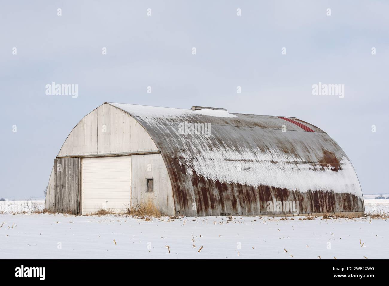 Campagne Illinois terres agricoles et bâtiments agricoles dans la neige. Illinois, États-Unis. Banque D'Images